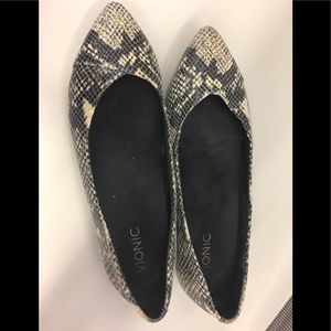 Vionic Python/snake print pointy-toe flats US 8